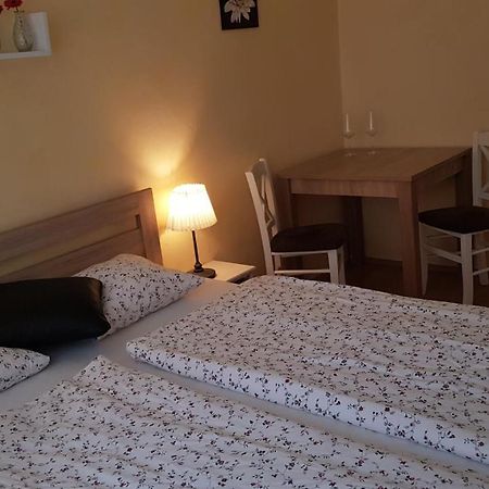 Ferienwohnung Apartman Lotos Mikulov Exterior foto